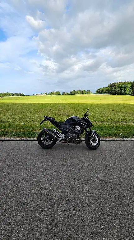 Kawasaki Z800e mit Akrapovic Auspuff