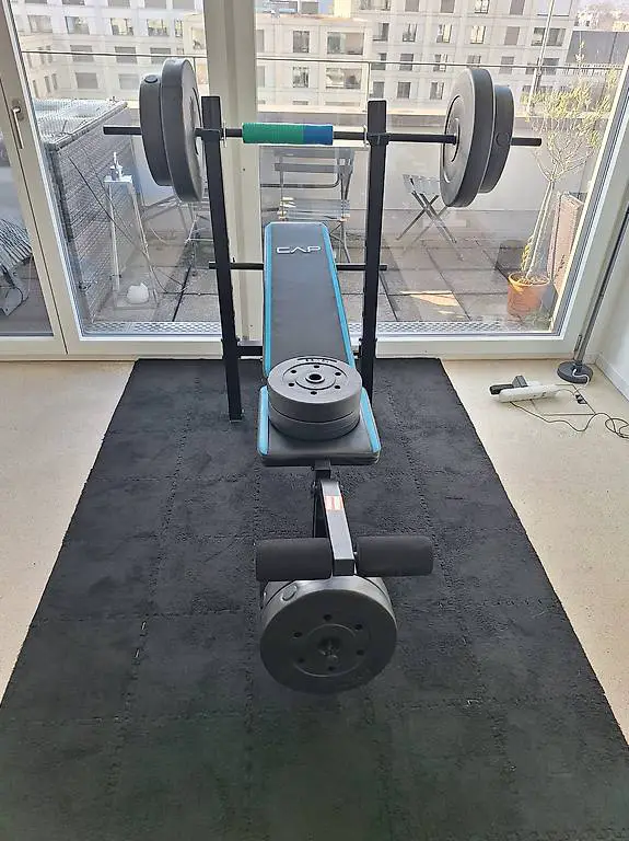 Multifunktions-Hantelbank, mit Gewichten und Bodenplatten