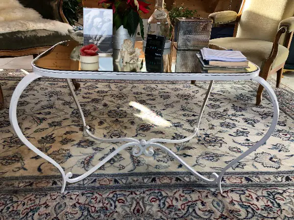 Weisser Salontisch aus Metall mit Spiegelplatte zu verkaufen