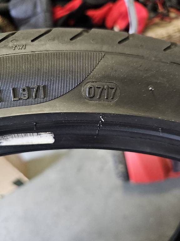 Pirelli P-Zero 255 35 ZR20