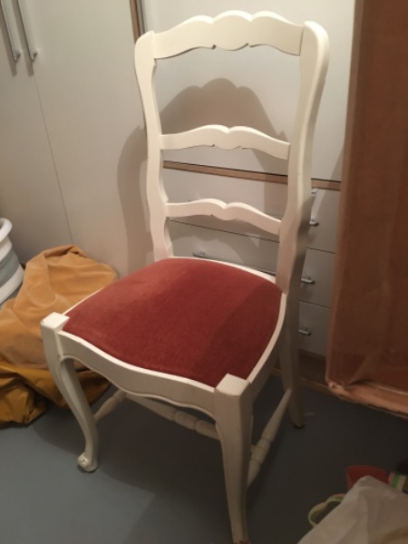 Klassischer Stuhl weiss