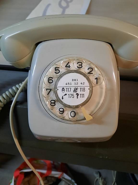 Altes Telefon mit Wählscheibe