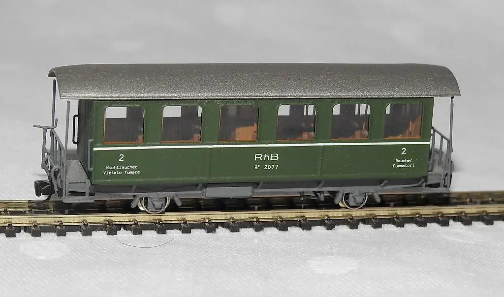 Personenwagen der Rhätischen Bahn von Railino (Spur Nm)