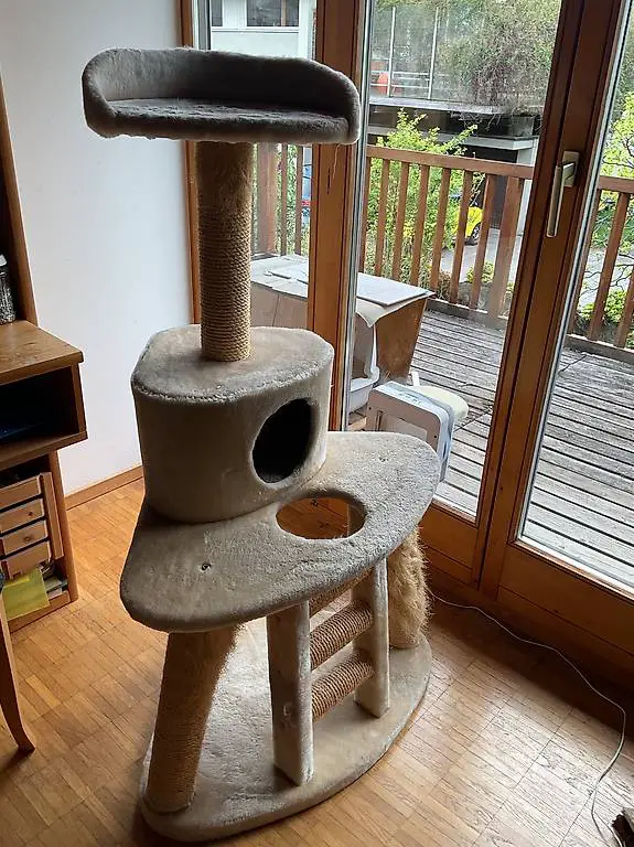 Katzenbaum und vieles Zubehör