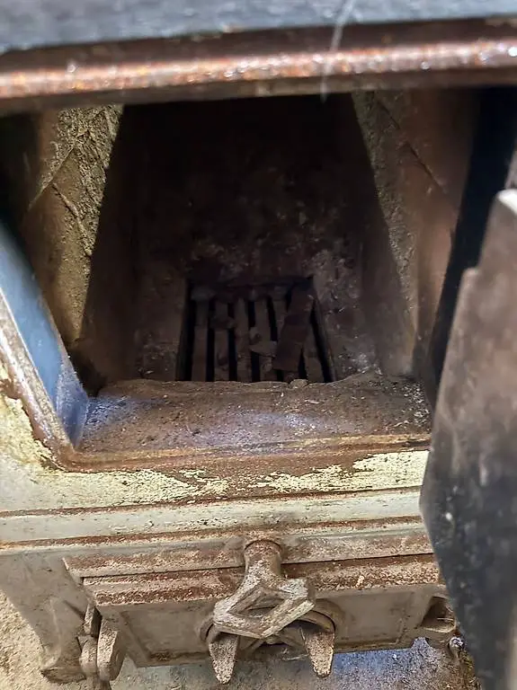 Alter wunderschöner Kachelofen Mit grünen Plättli.