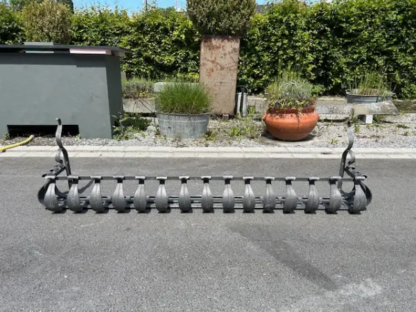 Antiker Metallblumenkasten zu verkaufen