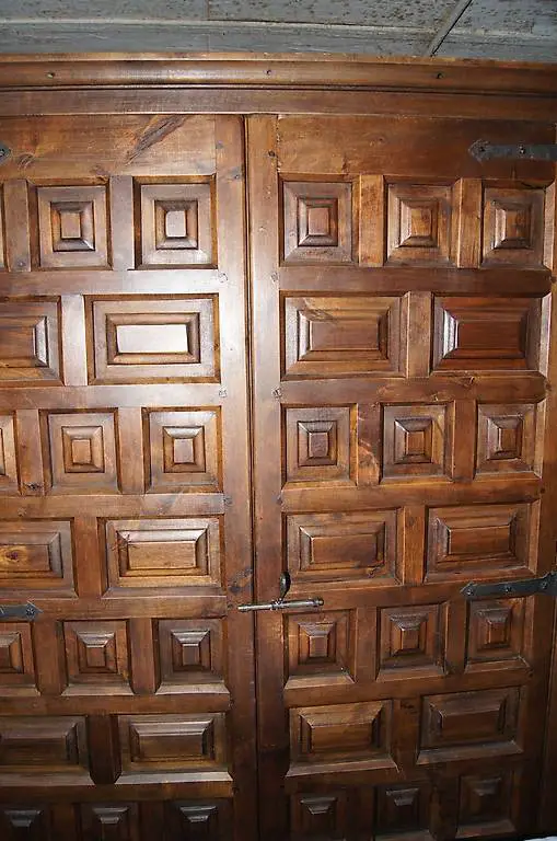 Schöner Spanischer Schrank Massivholz