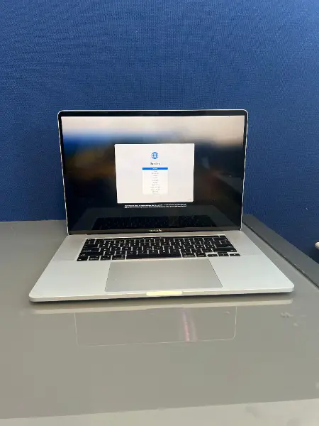 MacBook Pro 16" 2019 Silber, 2.6 GHz Core i7, 512 GB & 16 GB