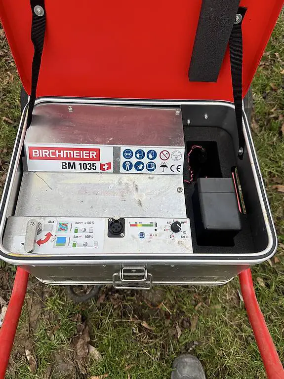 Schubkarren-Sprühgerät mit Akkupack, und Ladegerät