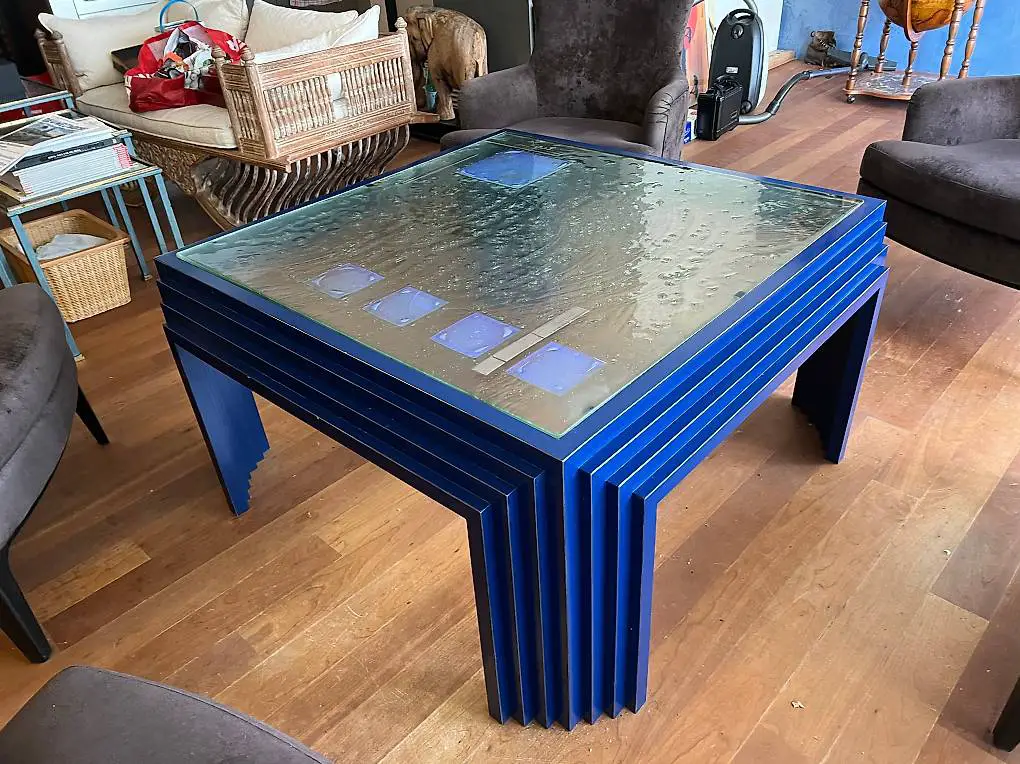 Künstlerischer Glastisch mit tiefblauem Rahmen - Unikat RvR