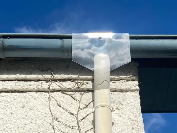 Marderabwehrschild transparent aus Polycarbonat.