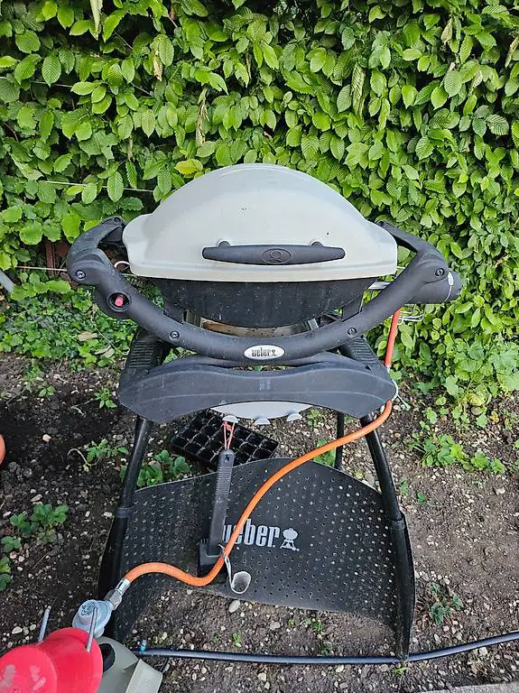 Gasgrill der Marke Weber, Modell Q1000, in gutem Zustand