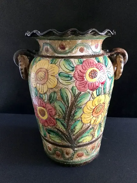 Vintage-Keramikvase mit Henkel und Blumendekor