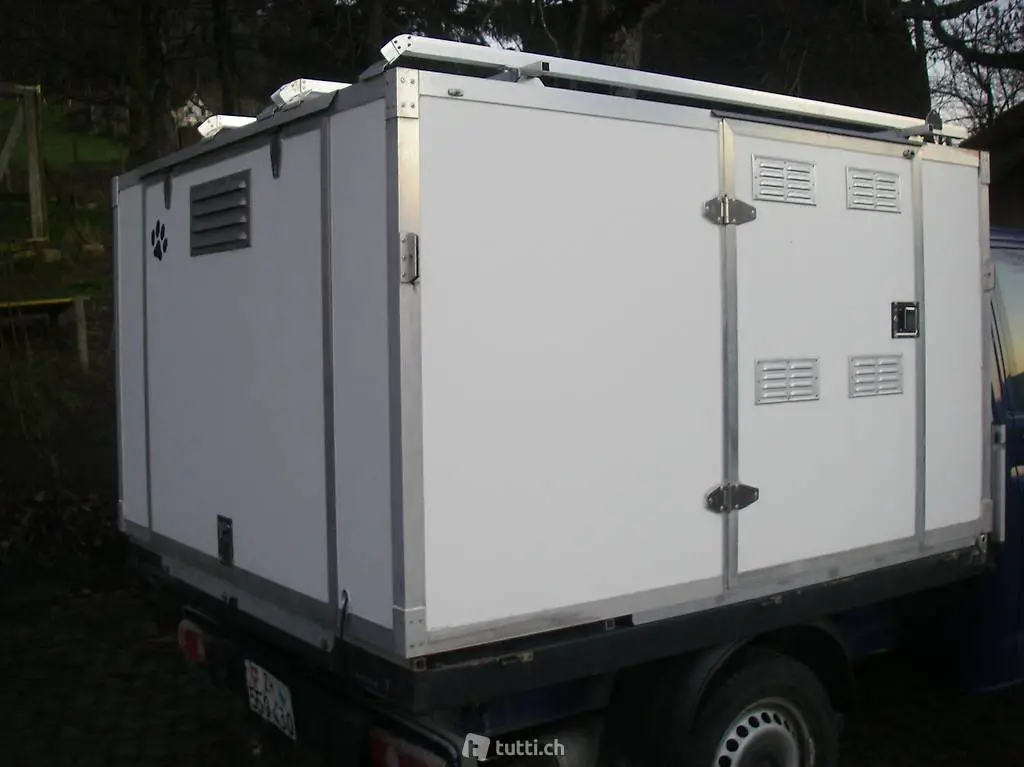 Stabiler und gut erhaltener Hundeboxenaufbau