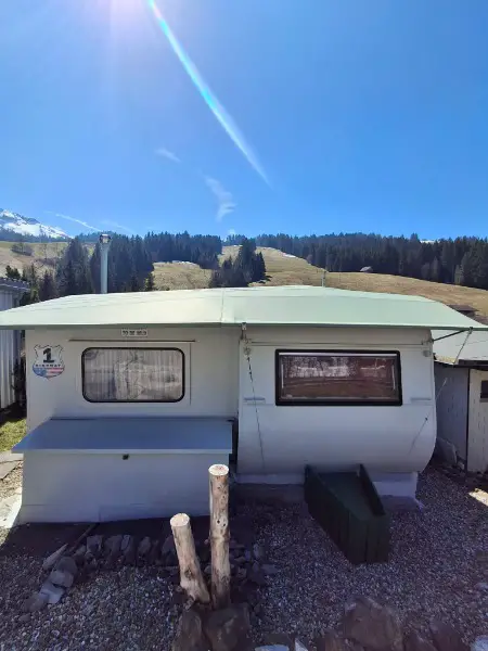 Wohnwagen in Sörenberg zu verkaufen - mit Anhang, Stellplatz