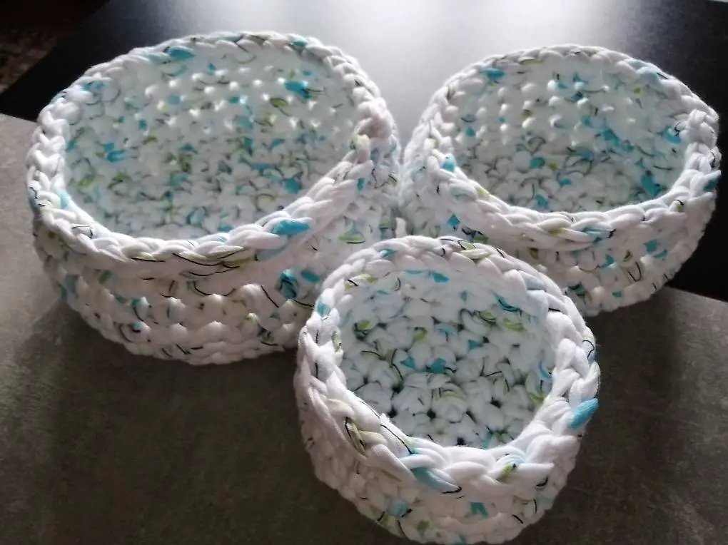 Körbli gehäkelt aus Textilgarn