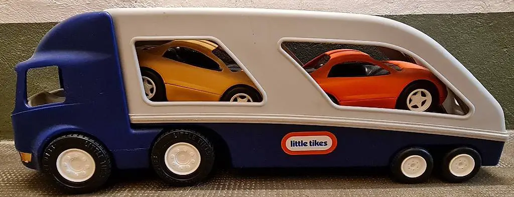 Transporter LKW mit Sportautos