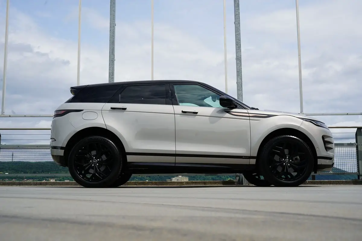 land rover range rover evoque r-dynamic p 300 hse black at9 l 301 ps