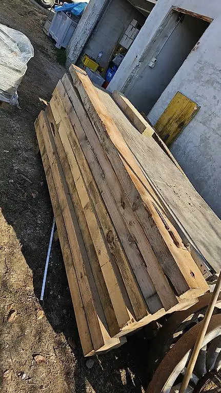 Wagenräder alt, Holzbalken