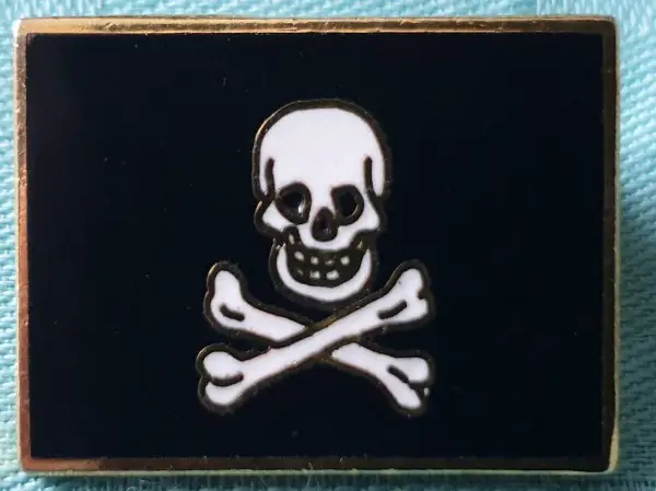  Piraten Totenkopf Fahne Flagge Brosche emailiert