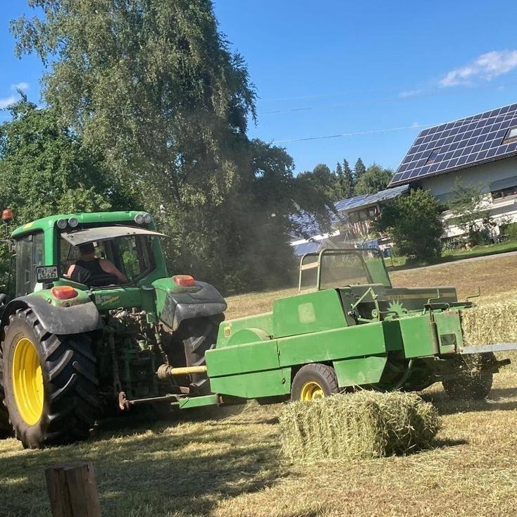 Heu und Stroh in Rund und Quaderballen mit Lieferung