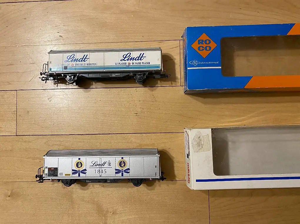 2 schöne SBB Lindt-Güterwagen Märklin/Roco, silber/grau, H0
