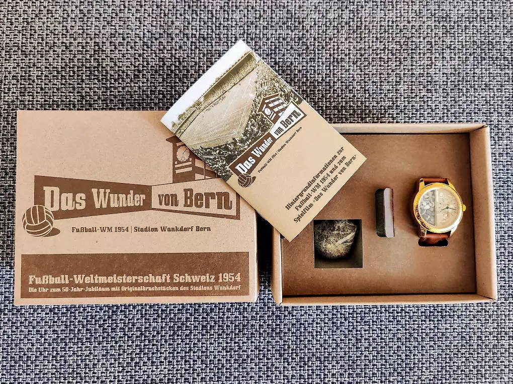 Jubiläumsuhr "Wunder von Bern 1954" + Originalstück Wankdorf