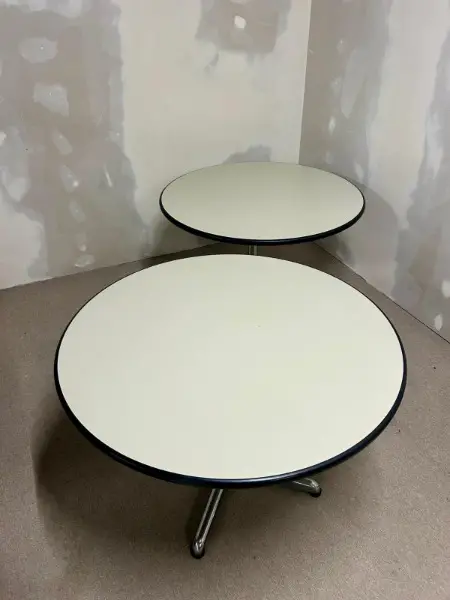 Runder Tisch mit weisser Platte + Chromfuss, Büro, 2x verf.