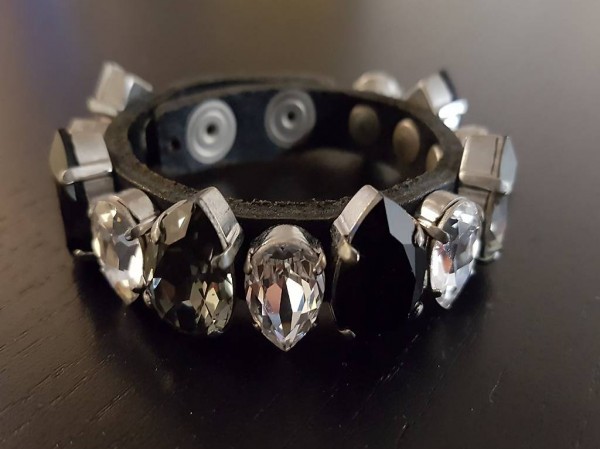 Lederarmband mit Kristallen