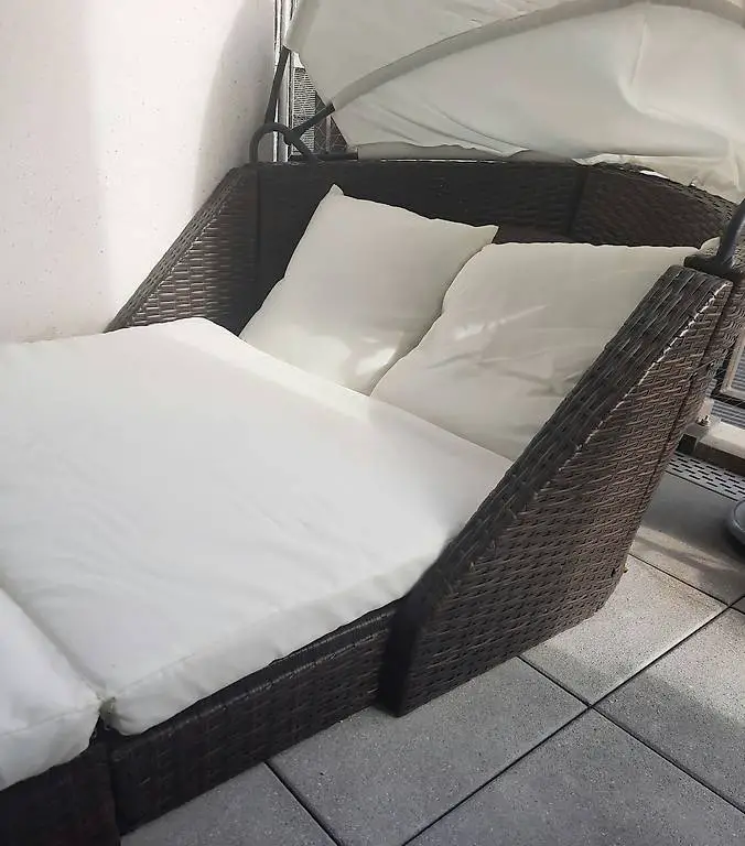 Rattanliege mit Sonnerdach