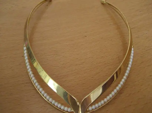 joli collier perlé de blanc