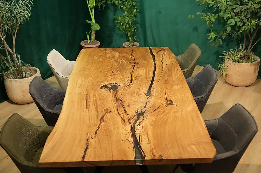 Holztisch aus einem Stück - Rustikal trifft Eleganz