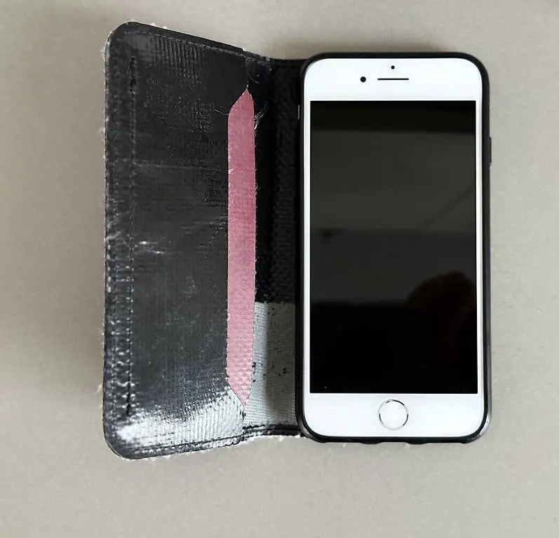 iPhone 8, 64 GB, weiss, Freitaghülle schwarz