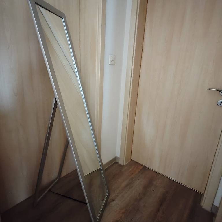 Standspiegel mit Metallrahmen