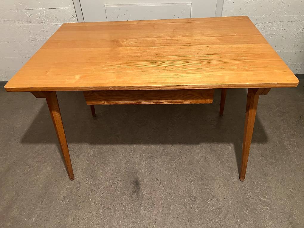 Holztisch mit Schublade