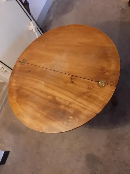 Holztisch zum halbieren gedrechselt