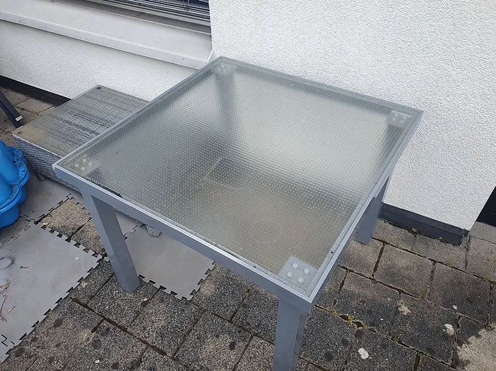 Gartentisch mit Glasplatte
