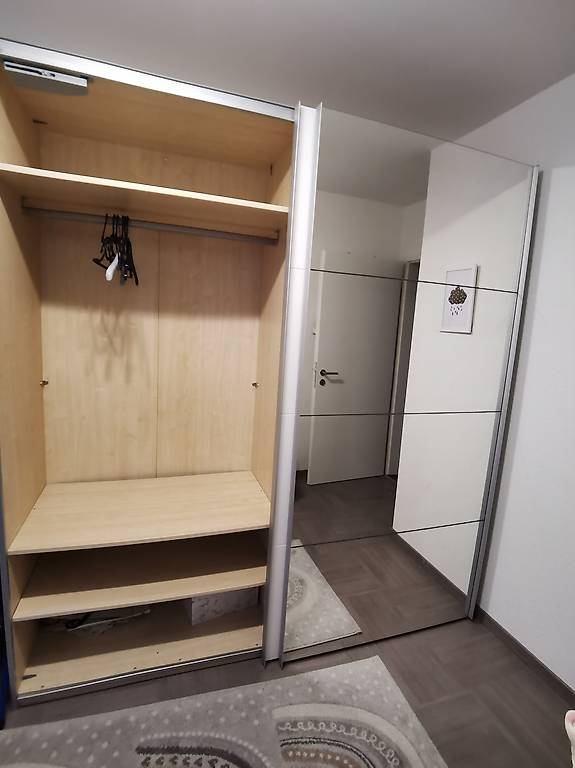 Kleiderschrank mit Schiebetür zu verschenken
