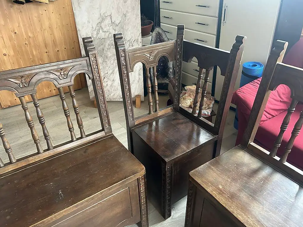 Holzbanken und Stühle