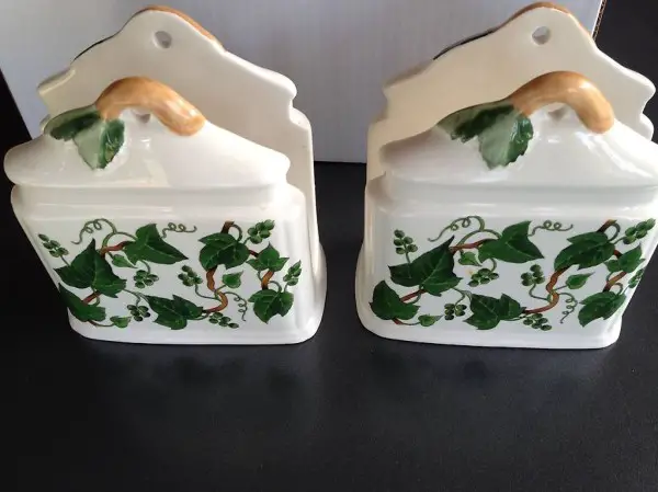 zwei Serviettenhalter