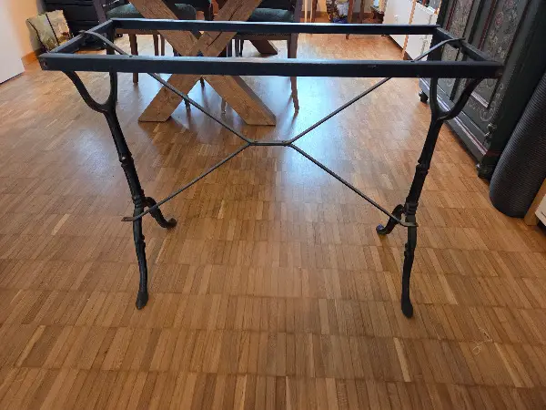 Tisch: Antikes Metalluntergestell