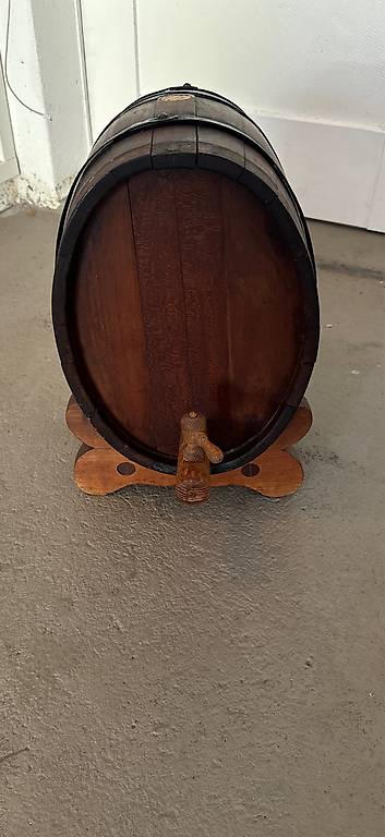 Altes Holzfass mit Zapfhan