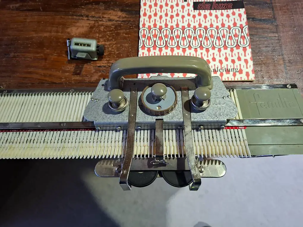 alte Familia De Luxe Strickmaschine mit Anleitung