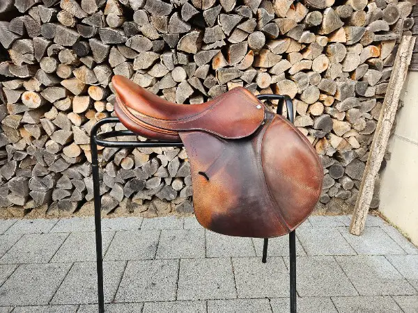 Antares Springsattel 17.5 Zoll halbtiefer Sitz