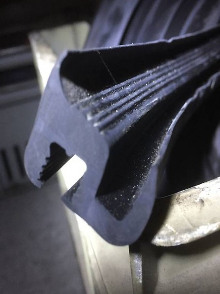 Saurer 330 BF Heckscheibengummi