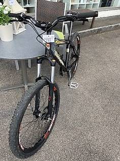 Mountainbike für Waldtrekking mit neuen Scheibenbremsen