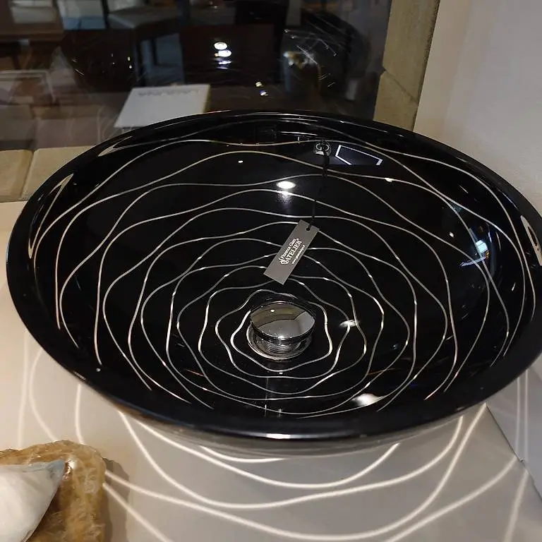 Schwarz Glas Waschbecken mit Verzierung