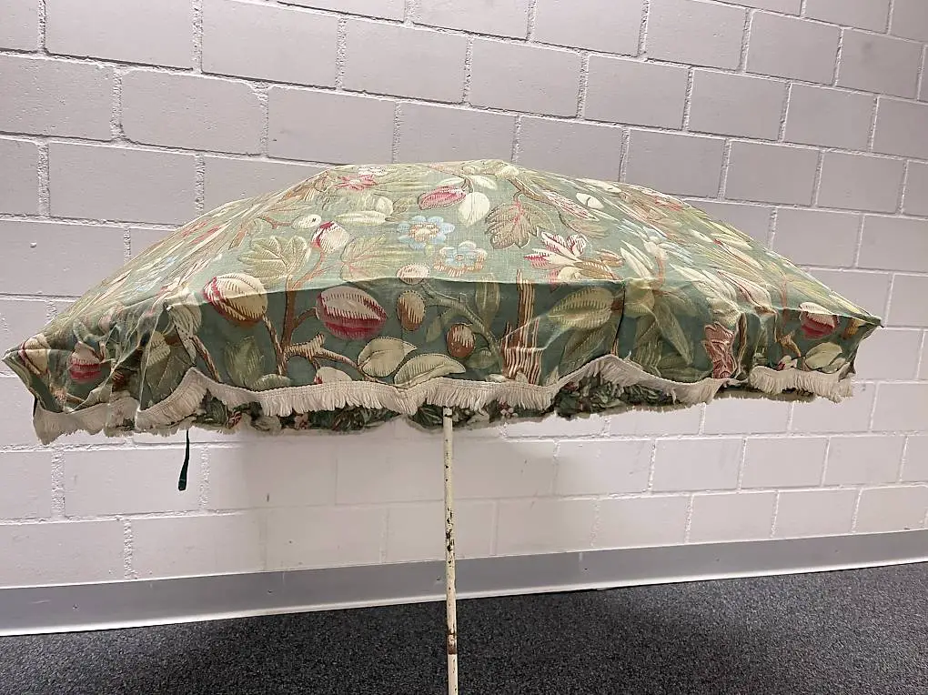 Alter Sonnenschirm mit Fransen Vintage