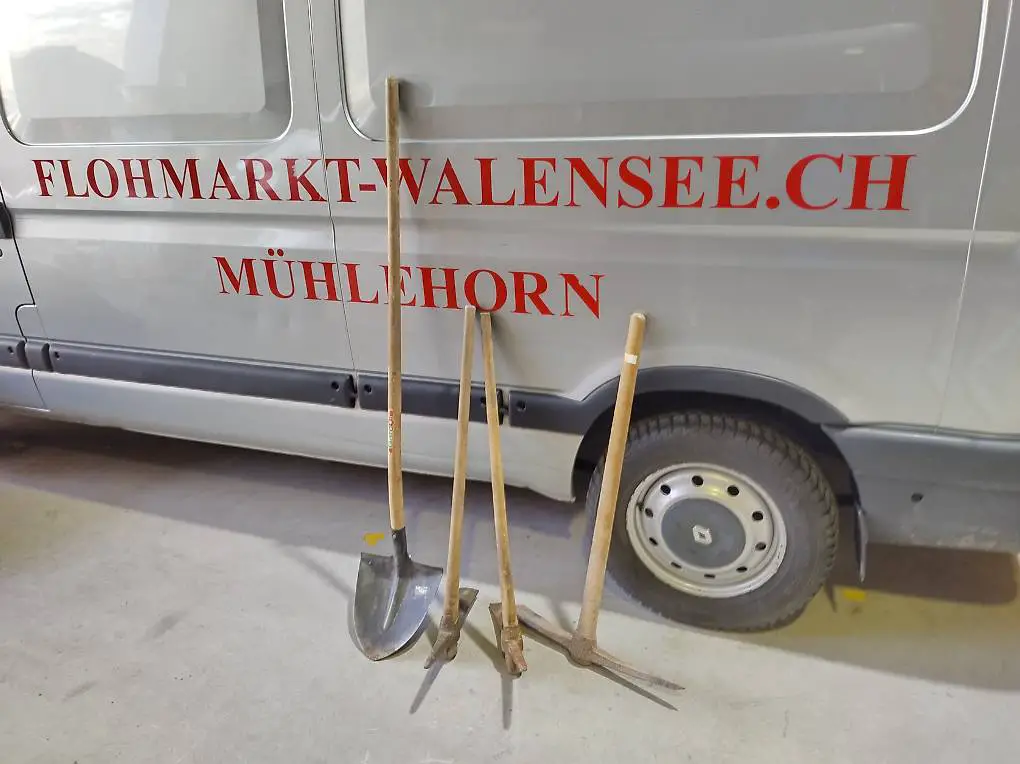 Werkzeugset = 3 Pickel / Kreuzpickel mit Stiel 1 Schaufel