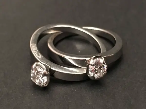 Anello Moschino con Zirconi